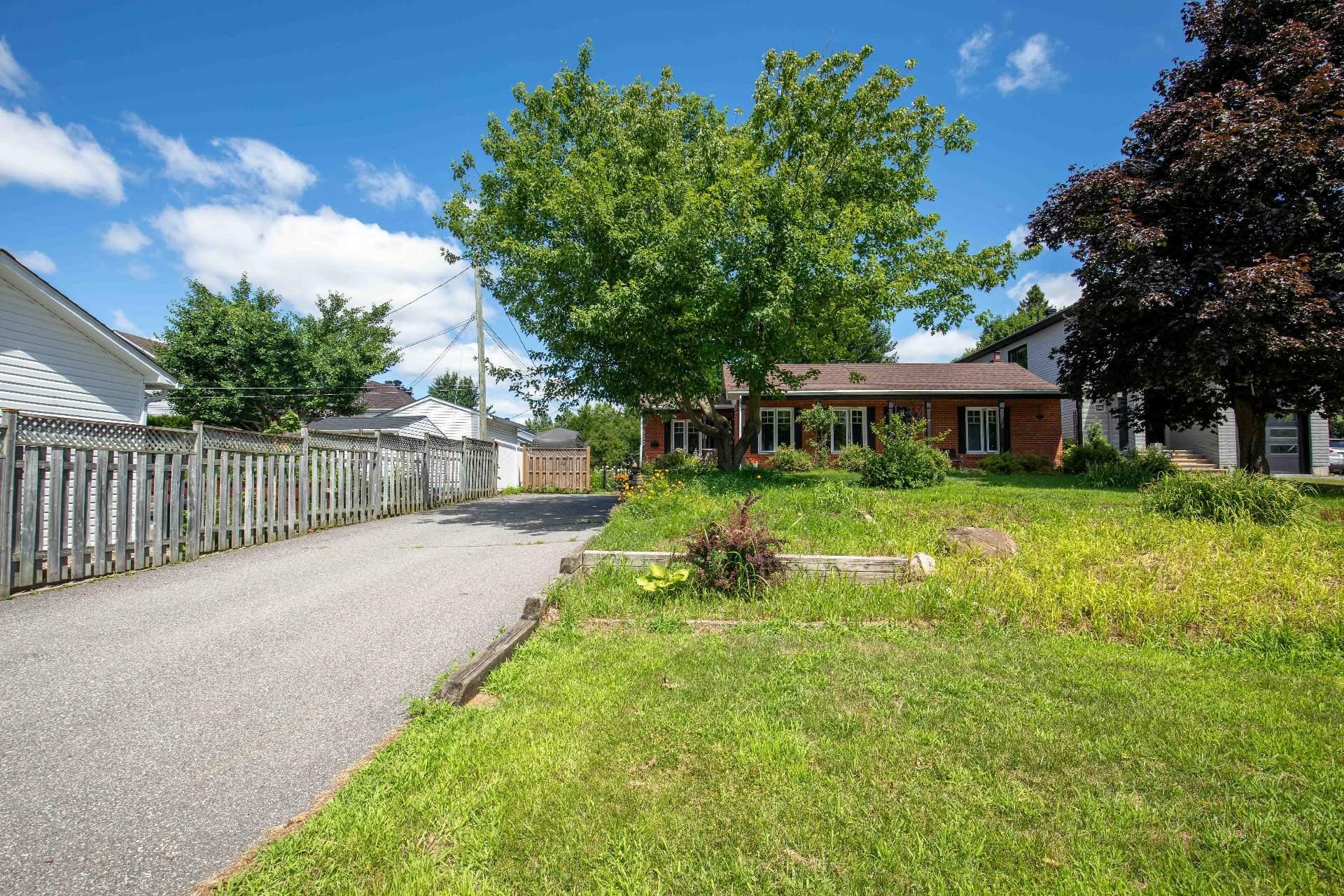









550


Rue des Pluviers

,
Gatineau (Gatineau),




QC
J8R2V2

