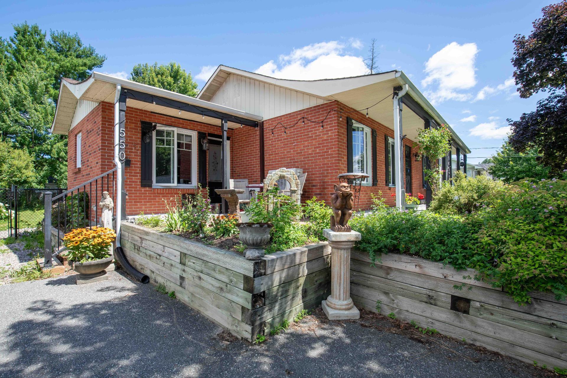 









550


Rue des Pluviers

,
Gatineau (Gatineau),




QC
J8R2V2

