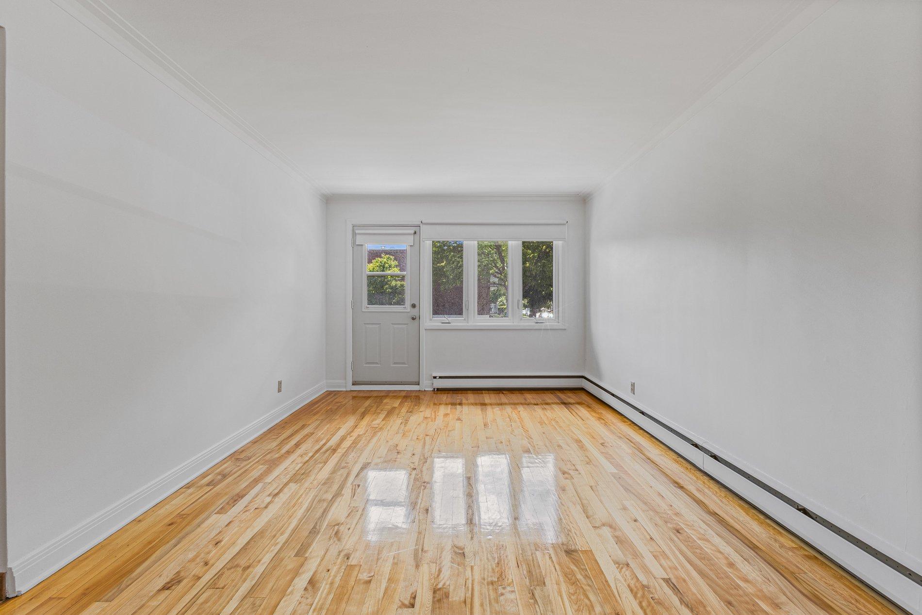 









593

 - 597


Place Fleury

,
Montréal (Ahuntsic-Cartierville),




QC
H3L3K6

