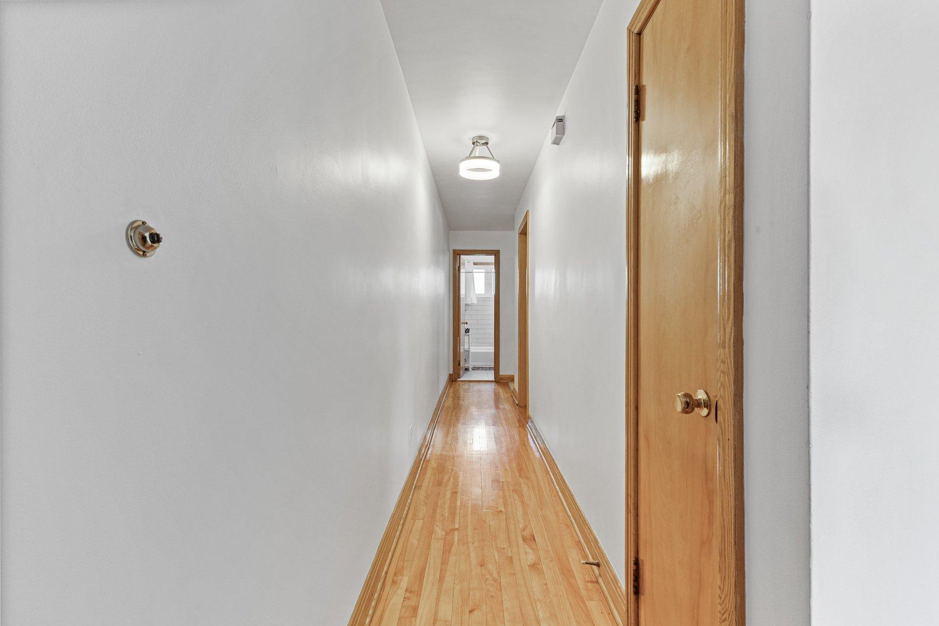 









593

 - 597


Place Fleury

,
Montréal (Ahuntsic-Cartierville),




QC
H3L3K6

