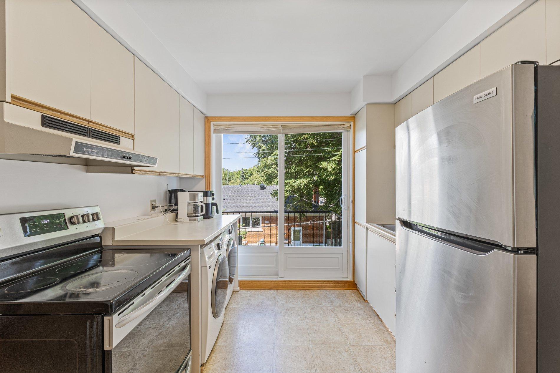 









593

 - 597


Place Fleury

,
Montréal (Ahuntsic-Cartierville),




QC
H3L3K6

