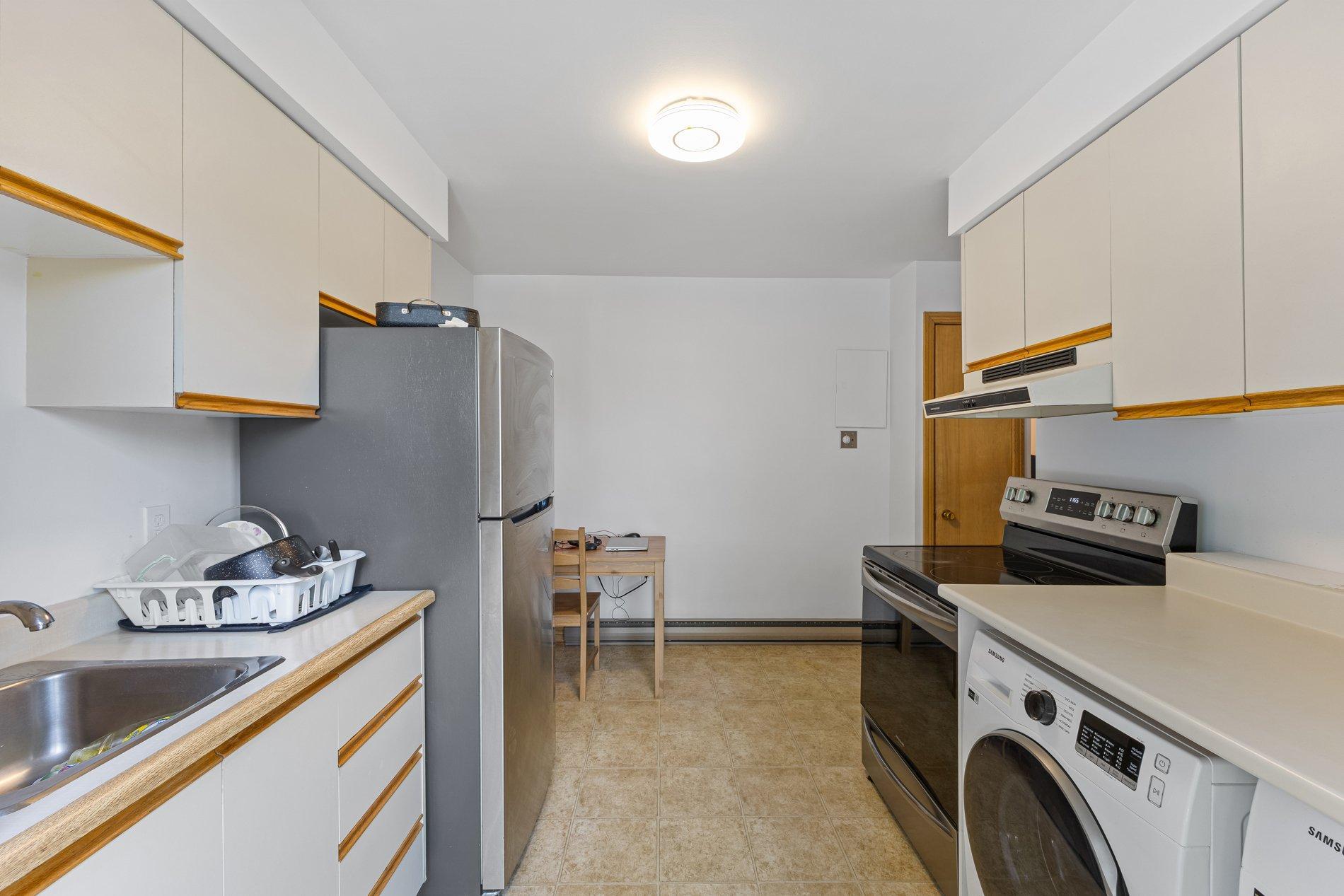 









593

 - 597


Place Fleury

,
Montréal (Ahuntsic-Cartierville),




QC
H3L3K6

