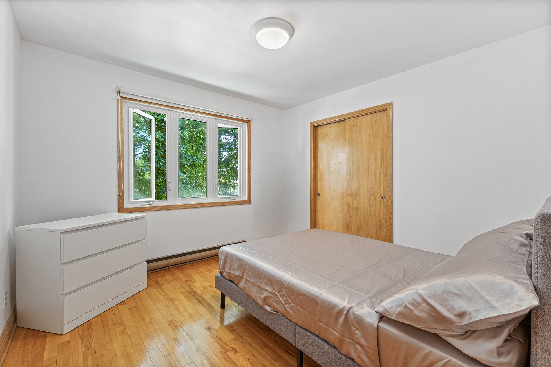 









593

 - 597


Place Fleury

,
Montréal (Ahuntsic-Cartierville),




QC
H3L3K6

