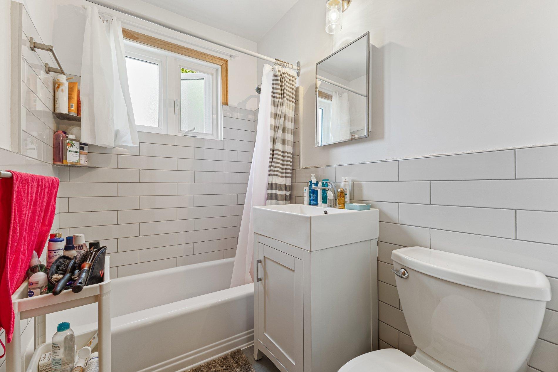 









593

 - 597


Place Fleury

,
Montréal (Ahuntsic-Cartierville),




QC
H3L3K6

