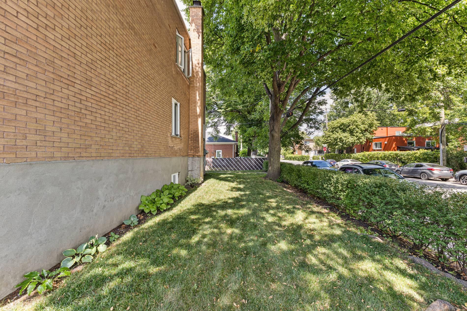 









593

 - 597


Place Fleury

,
Montréal (Ahuntsic-Cartierville),




QC
H3L3K6

