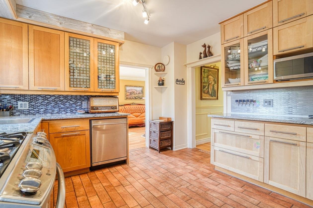 









1209Z

 - 1211Z


Ch. de la Montagne

,
Mont-Saint-Hilaire,




QC
J3G4S6

