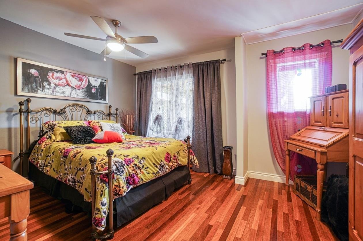 









1209Z

 - 1211Z


Ch. de la Montagne

,
Mont-Saint-Hilaire,




QC
J3G4S6

