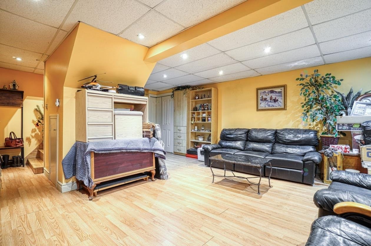 









1209Z

 - 1211Z


Ch. de la Montagne

,
Mont-Saint-Hilaire,




QC
J3G4S6

