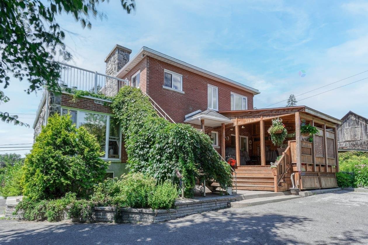 









1209Z

 - 1211Z


Ch. de la Montagne

,
Mont-Saint-Hilaire,




QC
J3G4S6

