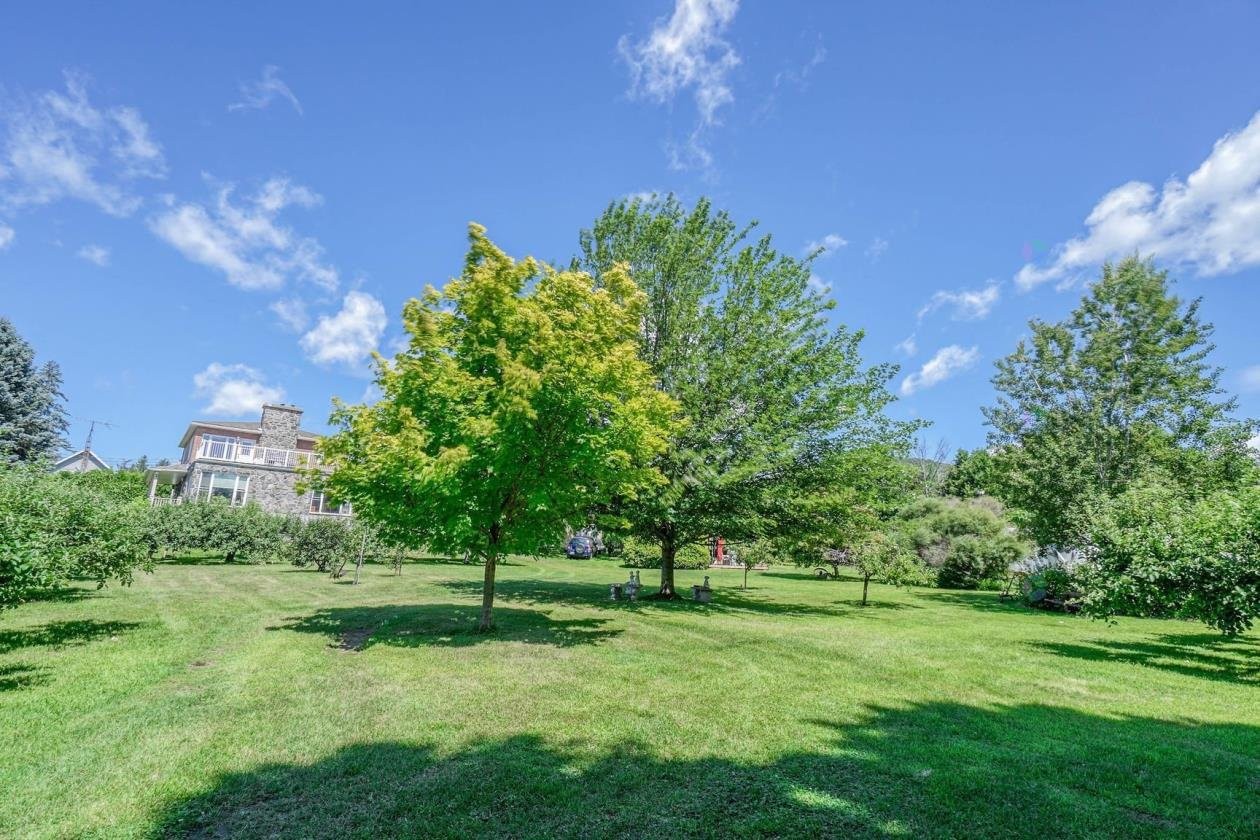 









1209Z

 - 1211Z


Ch. de la Montagne

,
Mont-Saint-Hilaire,




QC
J3G4S6

