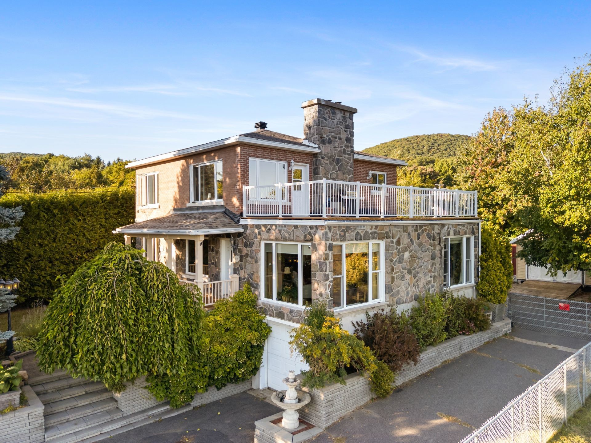 









1209Z

 - 1211Z


Ch. de la Montagne

,
Mont-Saint-Hilaire,




QC
J3G4S6

