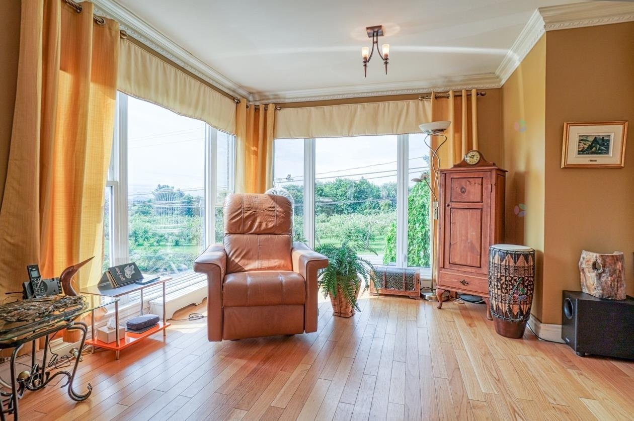 









1209Z

 - 1211Z


Ch. de la Montagne

,
Mont-Saint-Hilaire,




QC
J3G4S6

