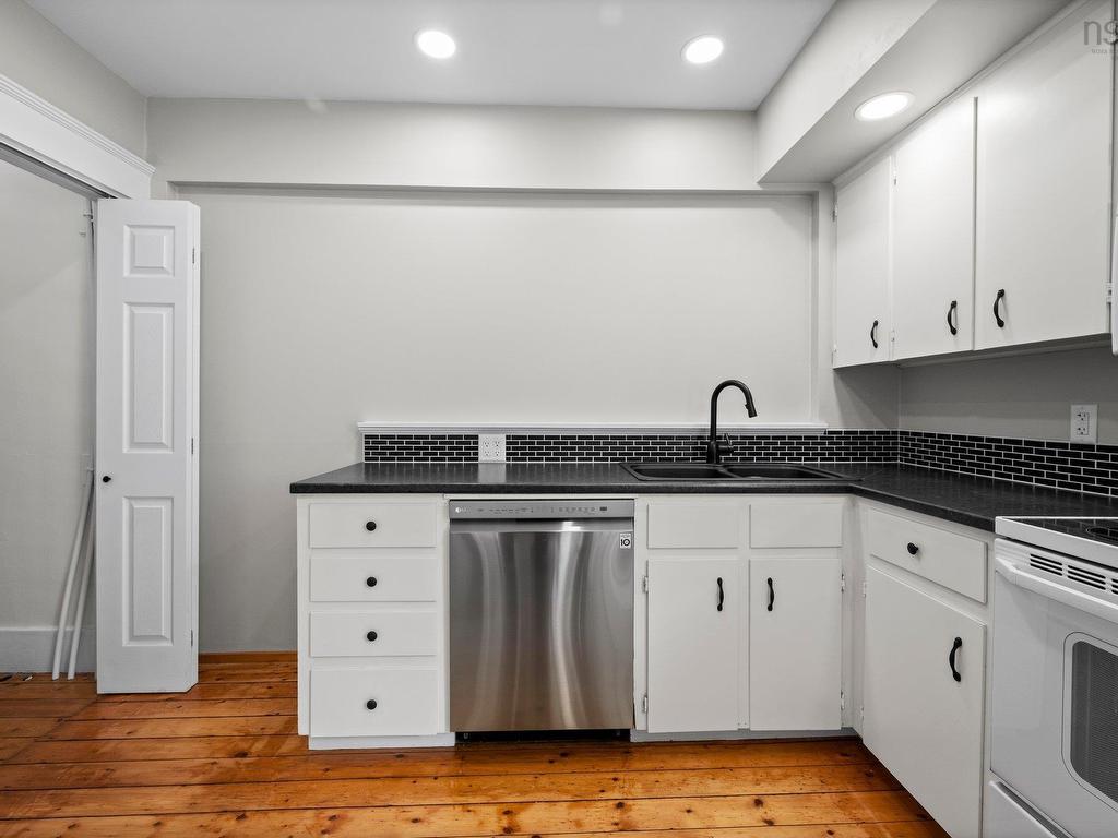 












689 King Street

,
Windsor,




NS
B0N 2T0


