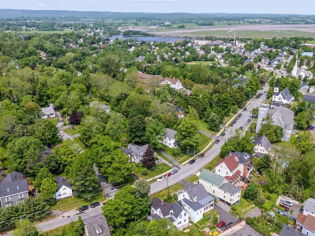 












689 King Street

,
Windsor,




NS
B0N 2T0

