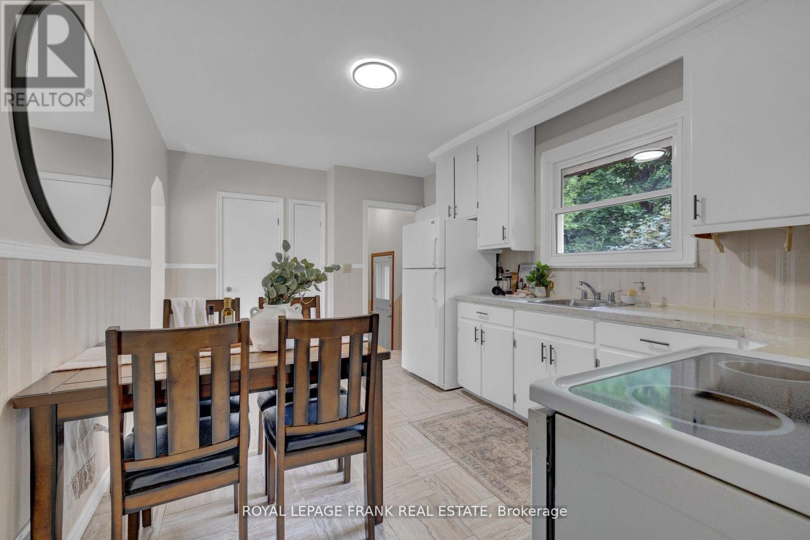 












17 PHAIR AVENUE

,
Clarington (Courtice),




Ontario
L1E2W5

