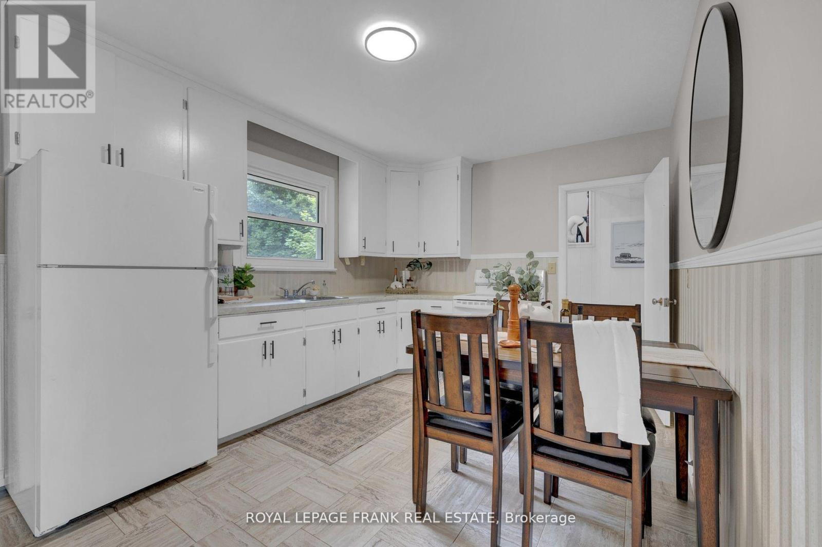 












17 PHAIR AVENUE

,
Clarington (Courtice),




Ontario
L1E2W5

