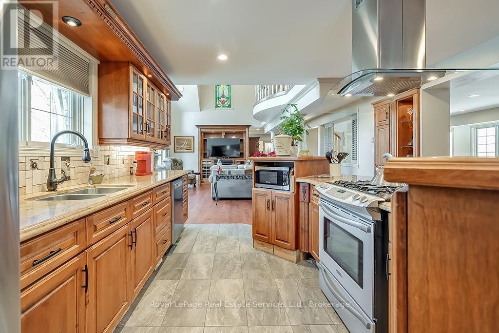 












6 TURTLE LAKE DRIVE

,
Halton Hills (Rural Halton Hills),




Ontario
L7J2W7

