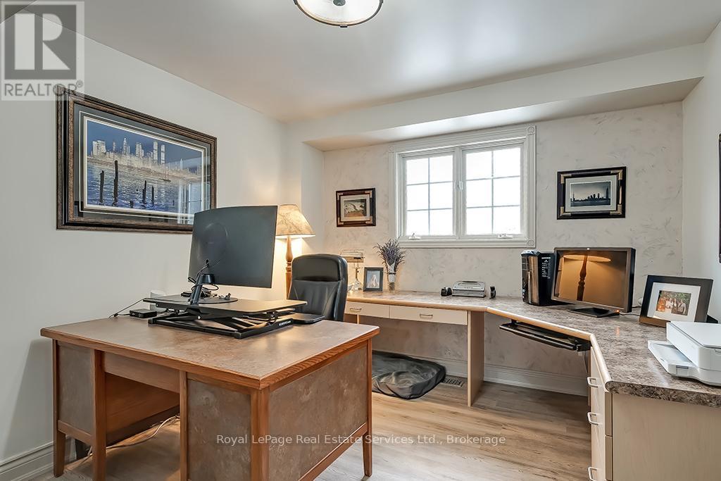 












6 TURTLE LAKE DRIVE

,
Halton Hills (Rural Halton Hills),




Ontario
L7J2W7

