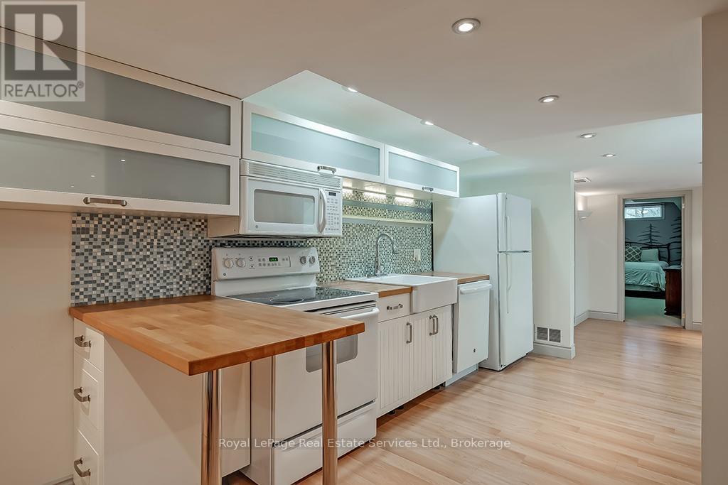 












6 TURTLE LAKE DRIVE

,
Halton Hills (Rural Halton Hills),




Ontario
L7J2W7

