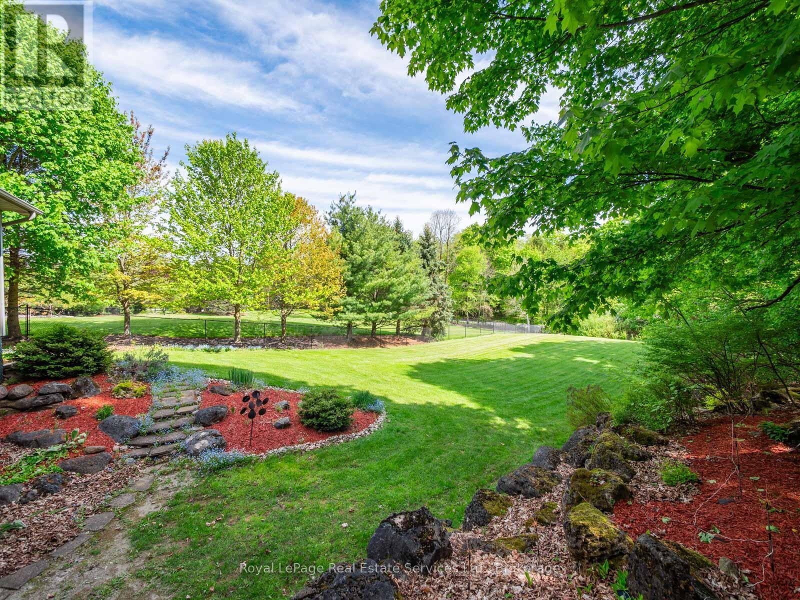 












6 TURTLE LAKE DRIVE

,
Halton Hills (Rural Halton Hills),




Ontario
L7J2W7

