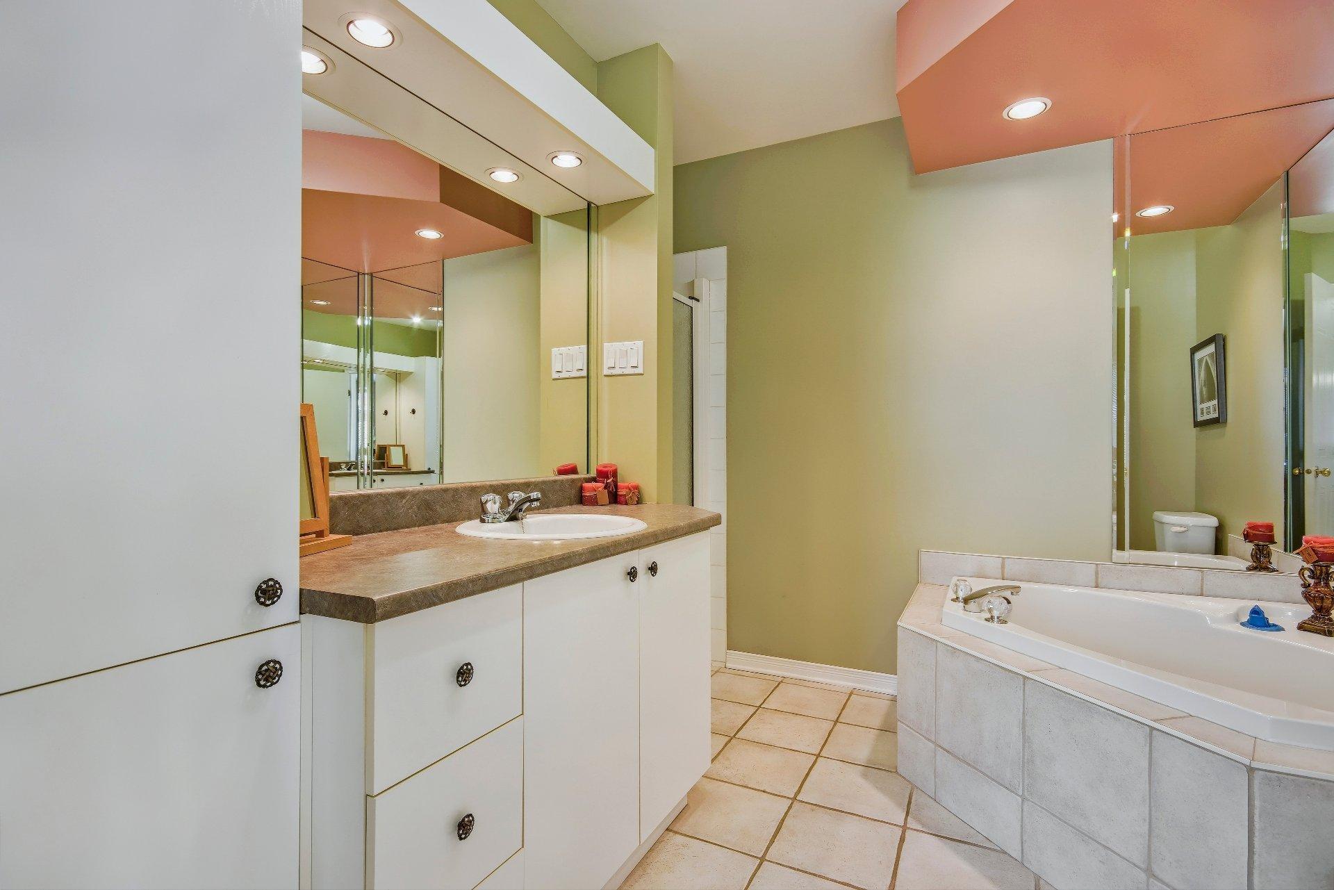 









97


Rue Joseph-Crevier

,
Saint-Jean-sur-Richelieu,




QC
J2W1X7

