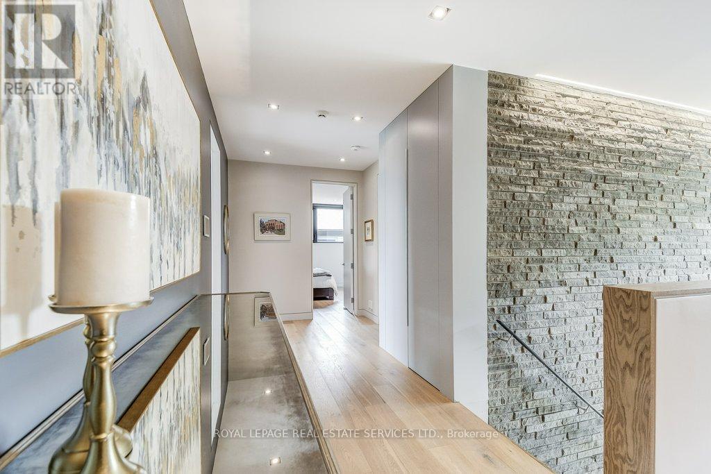 












144 SPARLING COURT

,
Oakville,




Ontario
L6K2J7

