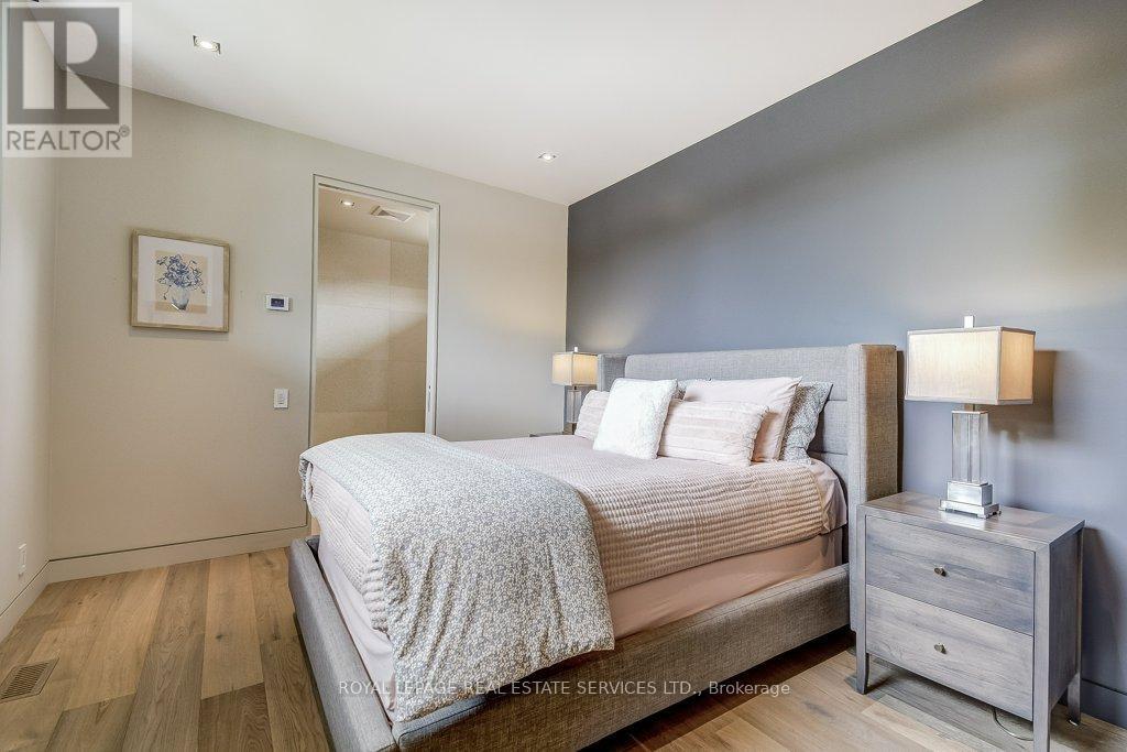 












144 SPARLING COURT

,
Oakville,




Ontario
L6K2J7

