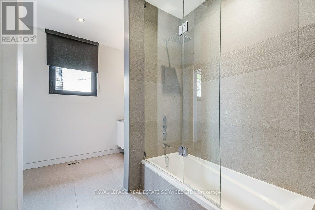 












144 SPARLING COURT

,
Oakville,




Ontario
L6K2J7

