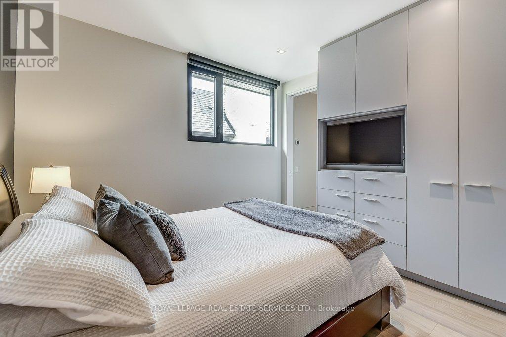 












144 SPARLING COURT

,
Oakville,




Ontario
L6K2J7

