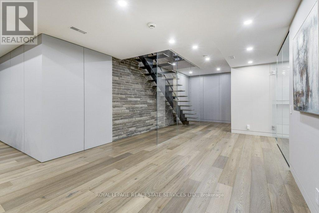 












144 SPARLING COURT

,
Oakville,




Ontario
L6K2J7

