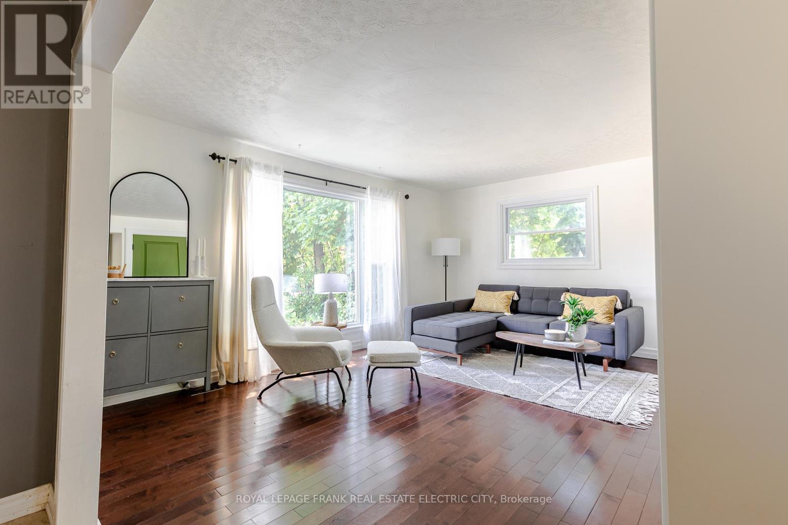












130 HAZLITT STREET

,
Peterborough East (Central),




Ontario
K9H1L5

