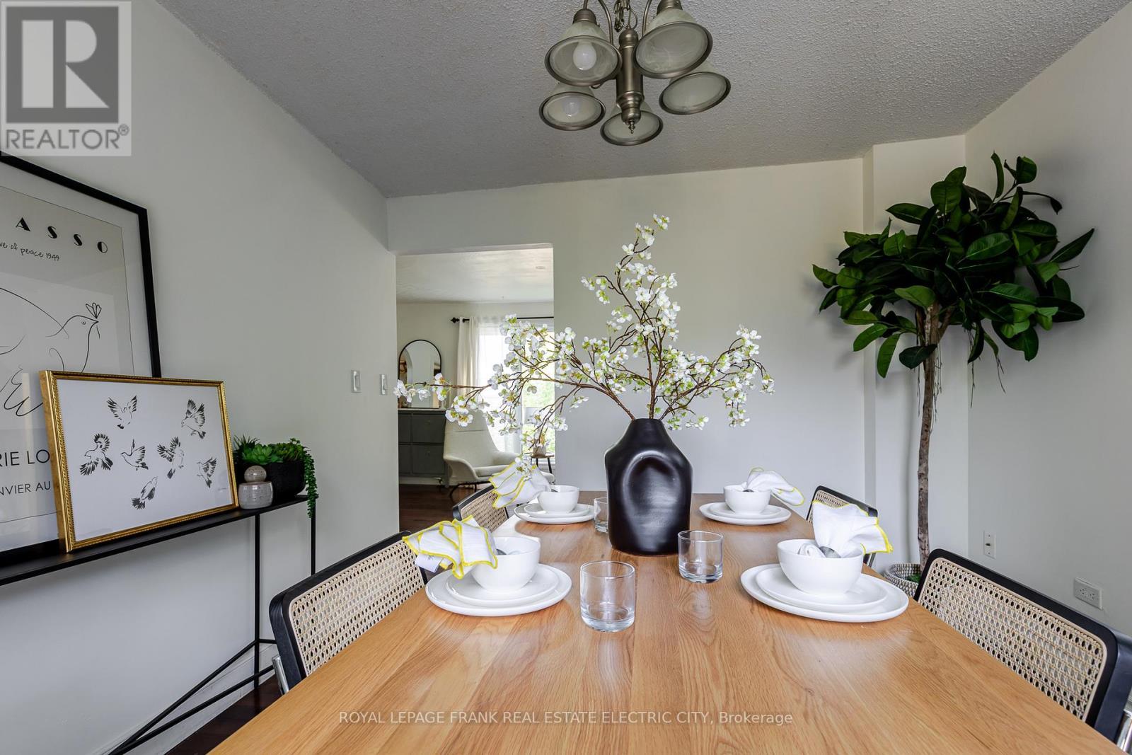 












130 HAZLITT STREET

,
Peterborough East (Central),




Ontario
K9H1L5

