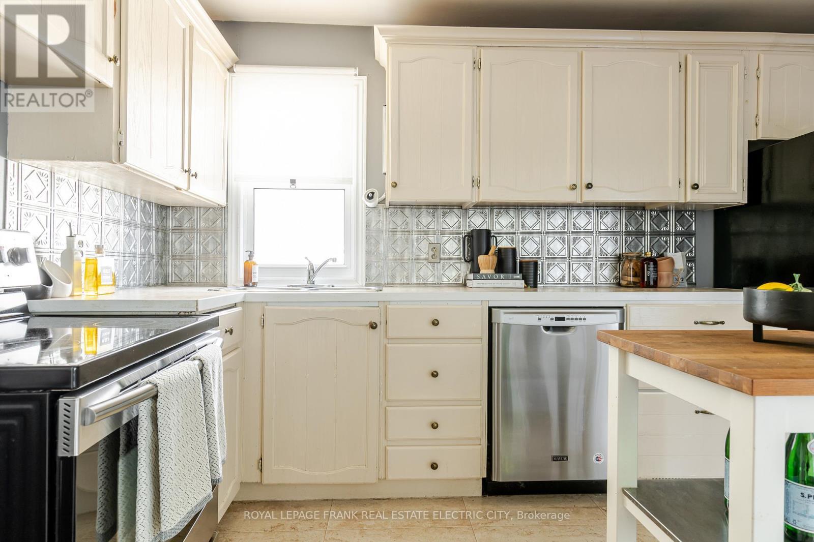 












130 HAZLITT STREET

,
Peterborough East (Central),




Ontario
K9H1L5

