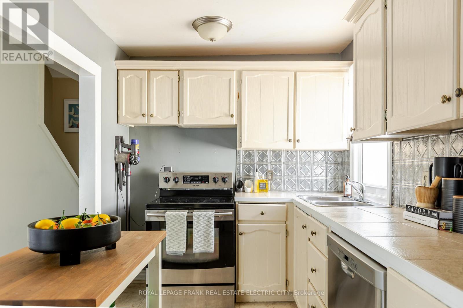 












130 HAZLITT STREET

,
Peterborough East (Central),




Ontario
K9H1L5

