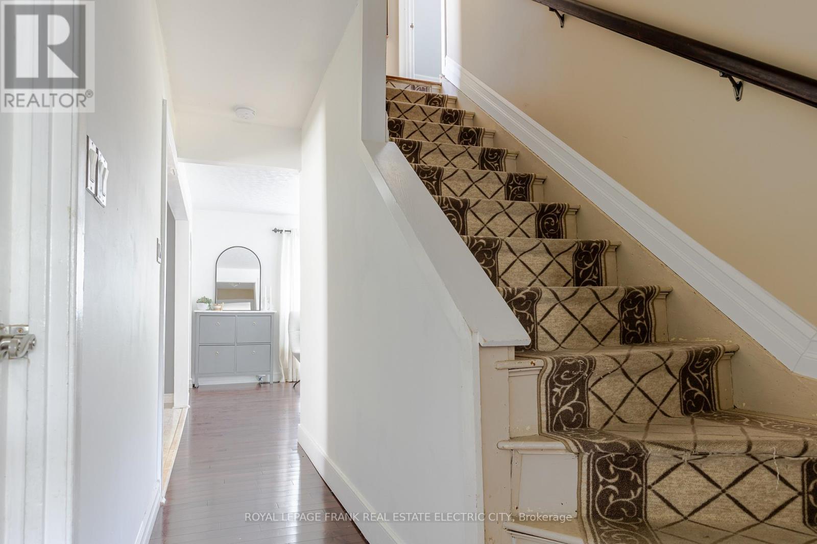 












130 HAZLITT STREET

,
Peterborough East (Central),




Ontario
K9H1L5

