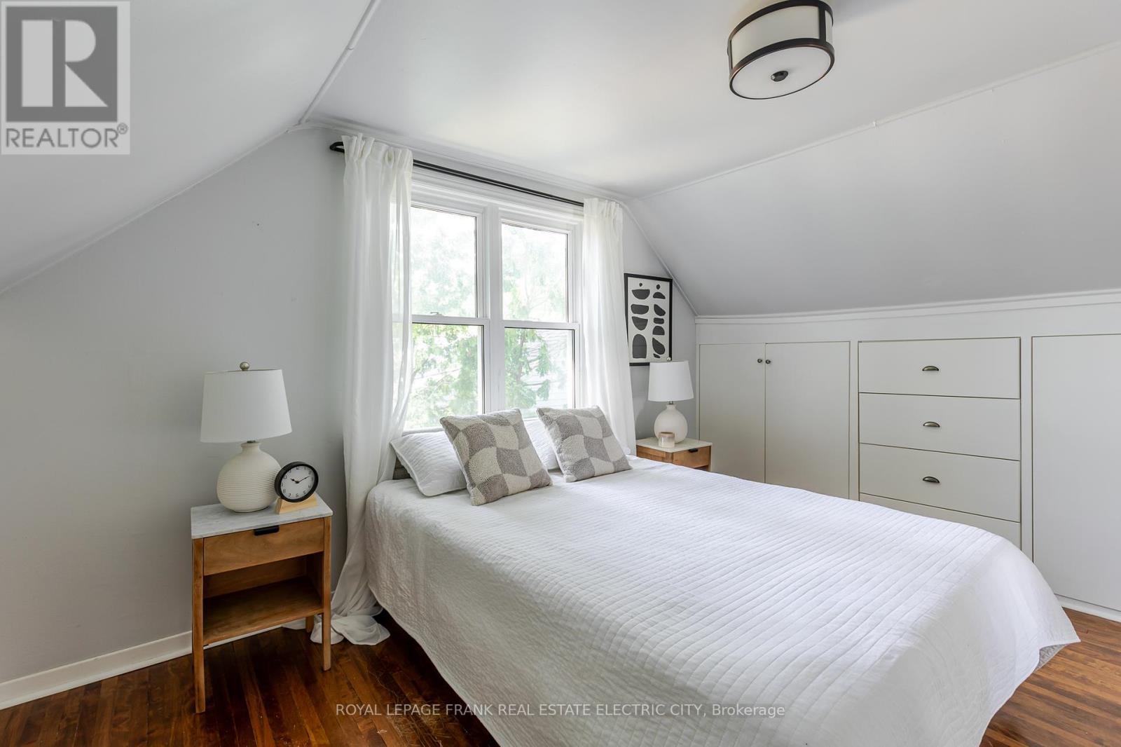 












130 HAZLITT STREET

,
Peterborough East (Central),




Ontario
K9H1L5

