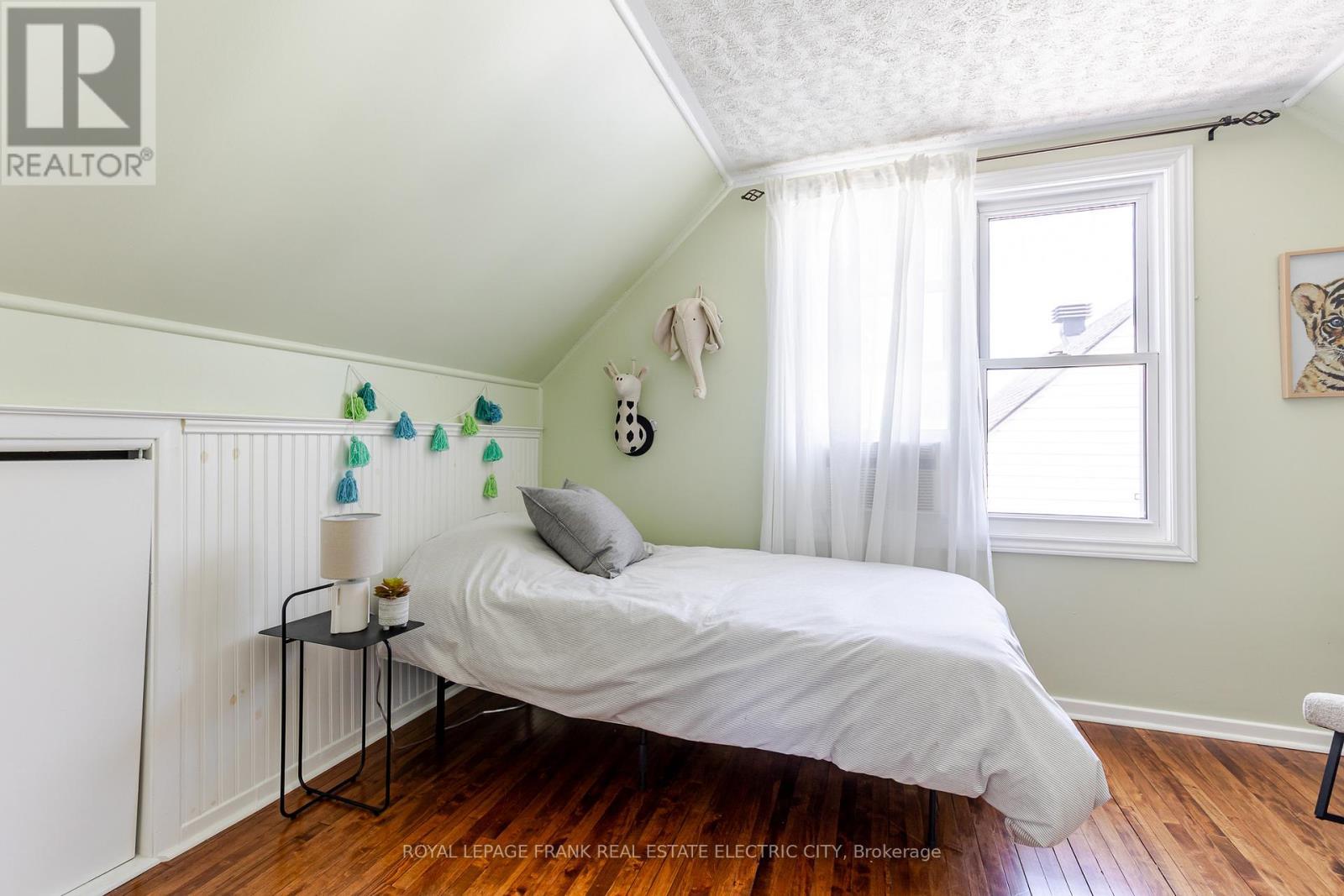 












130 HAZLITT STREET

,
Peterborough East (Central),




Ontario
K9H1L5

