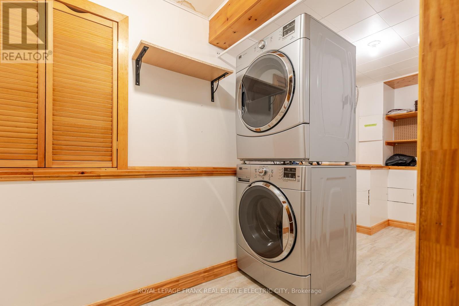 












130 HAZLITT STREET

,
Peterborough East (Central),




Ontario
K9H1L5

