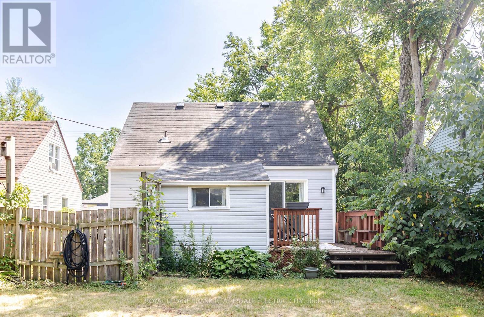 












130 HAZLITT STREET

,
Peterborough East (Central),




Ontario
K9H1L5

