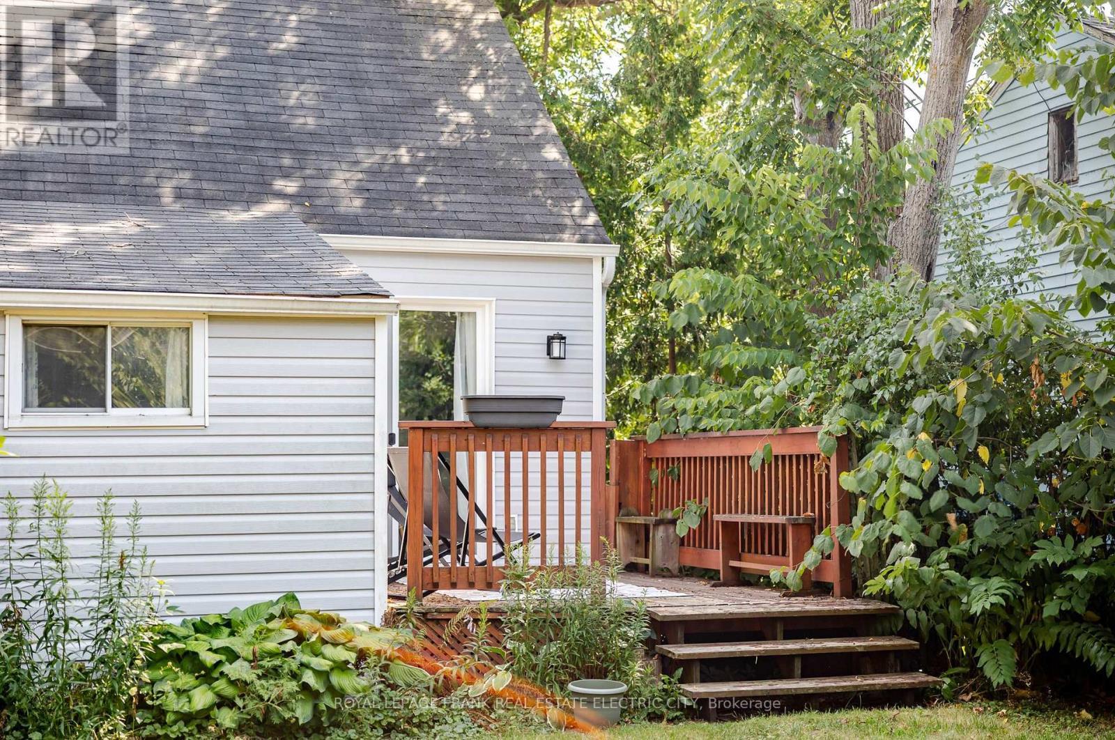 












130 HAZLITT STREET

,
Peterborough East (Central),




Ontario
K9H1L5

