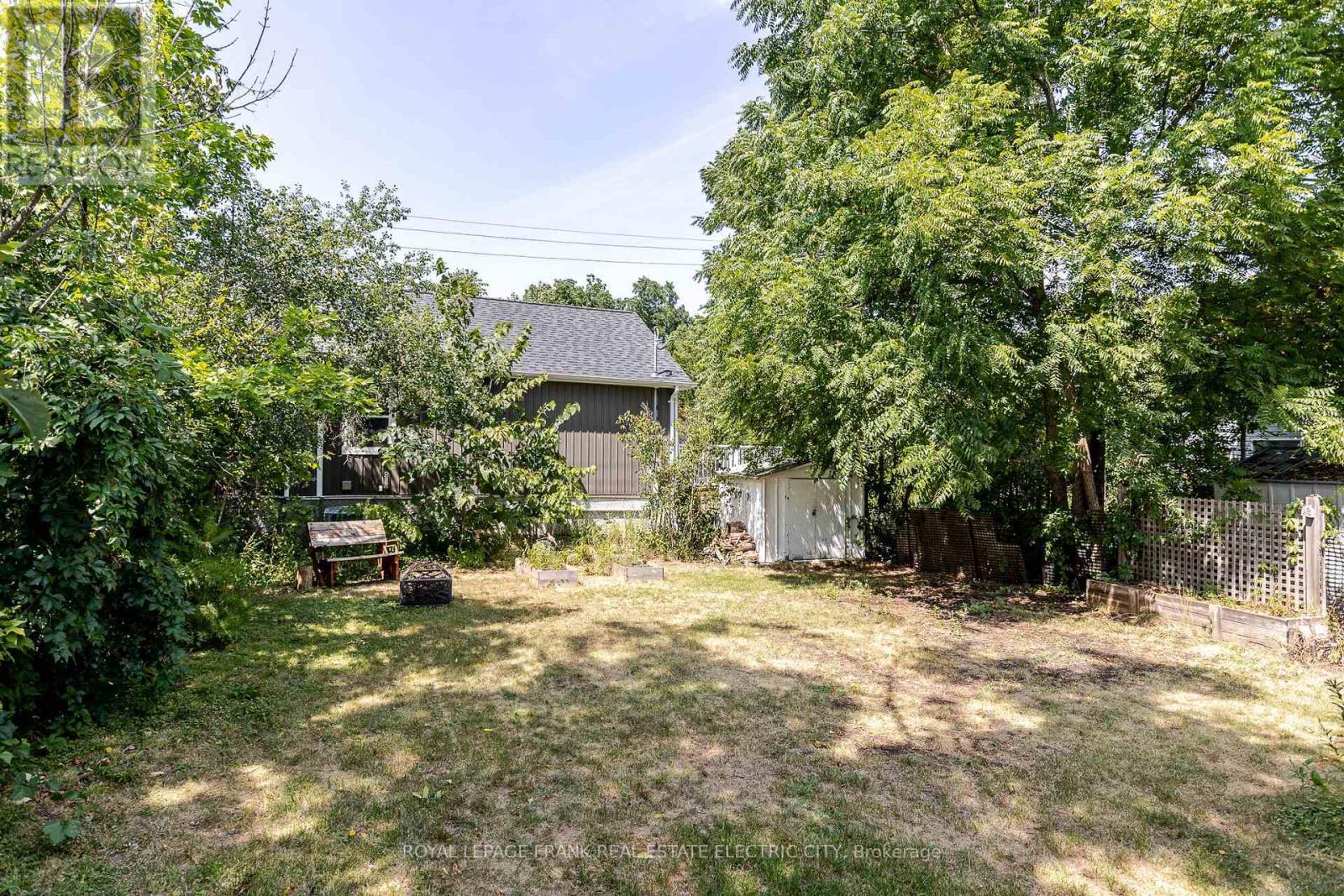 












130 HAZLITT STREET

,
Peterborough East (Central),




Ontario
K9H1L5


