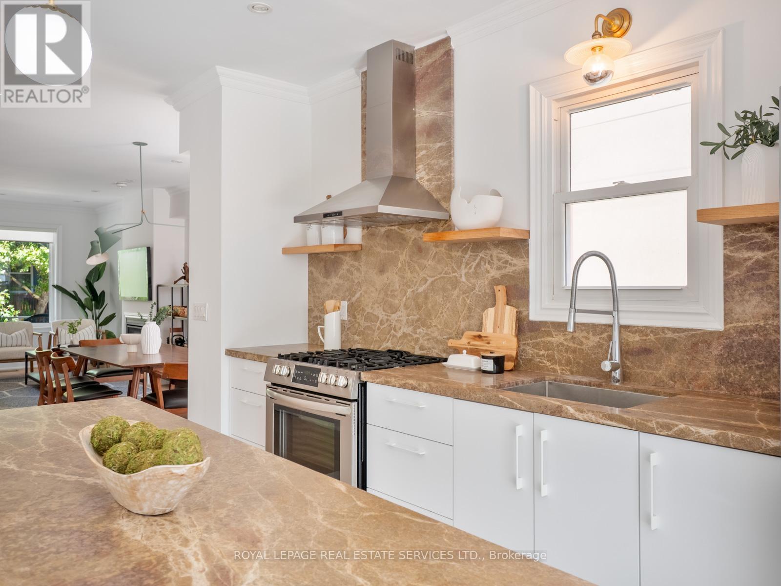 












15 MELVILLE AVENUE

,
Toronto,




Ontario
M6G1Y1

