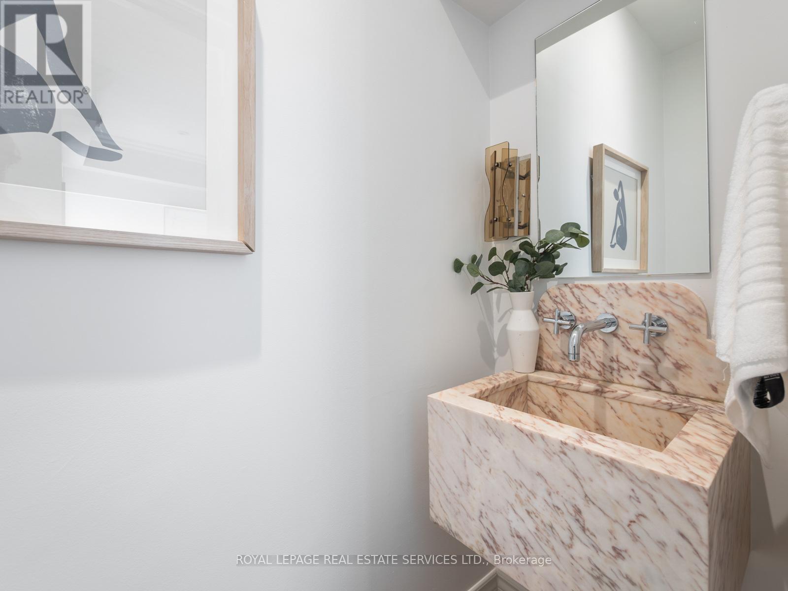 












15 MELVILLE AVENUE

,
Toronto,




Ontario
M6G1Y1

