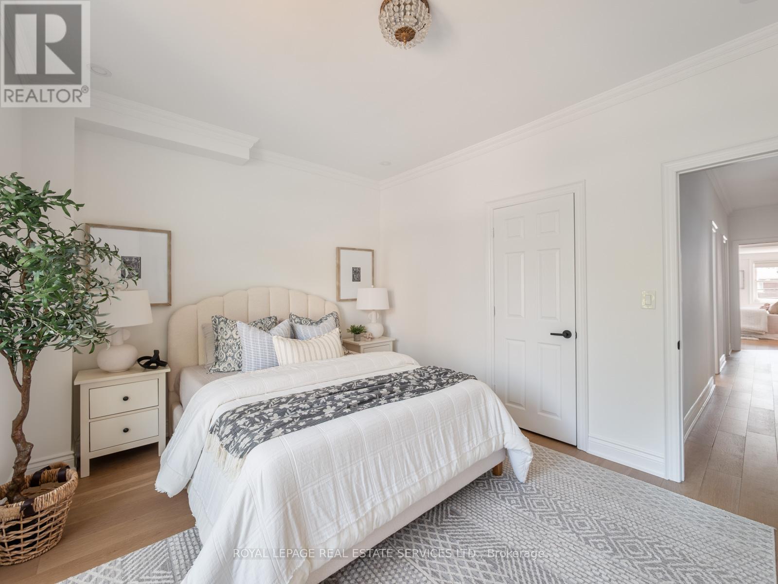












15 MELVILLE AVENUE

,
Toronto,




Ontario
M6G1Y1

