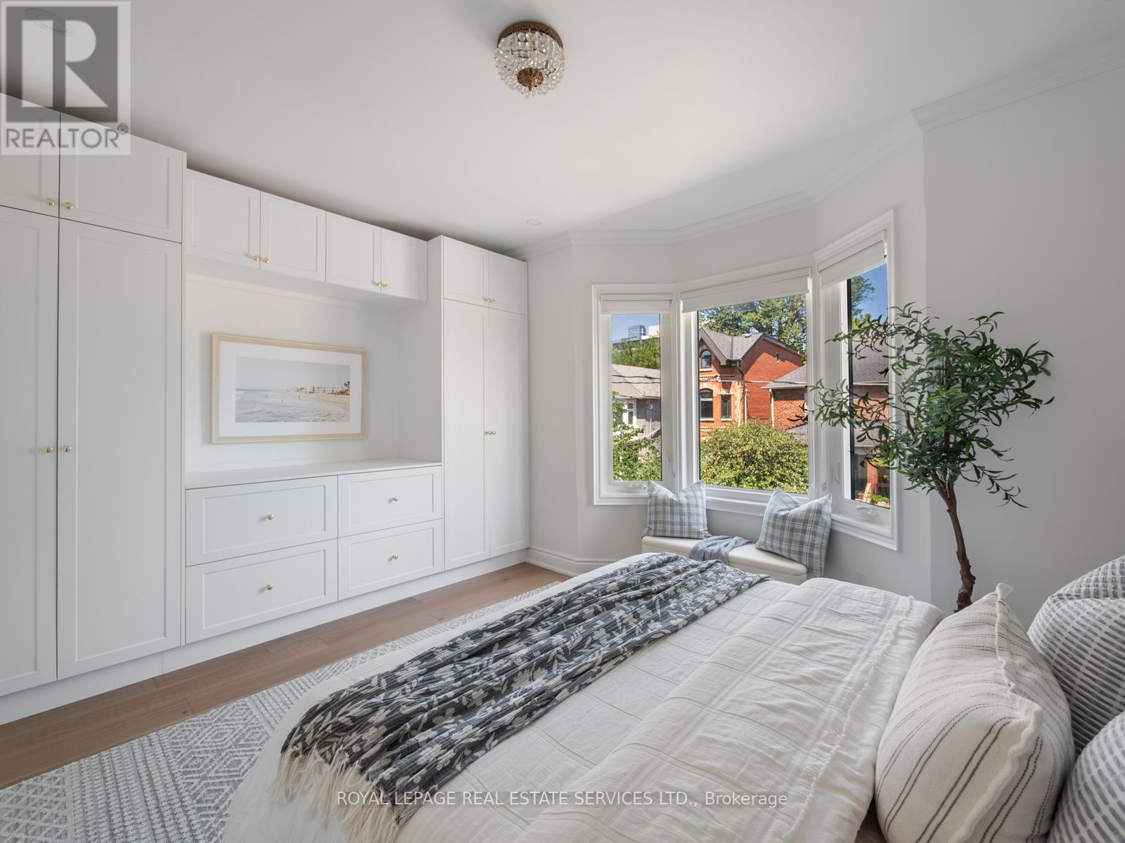 












15 MELVILLE AVENUE

,
Toronto,




Ontario
M6G1Y1

