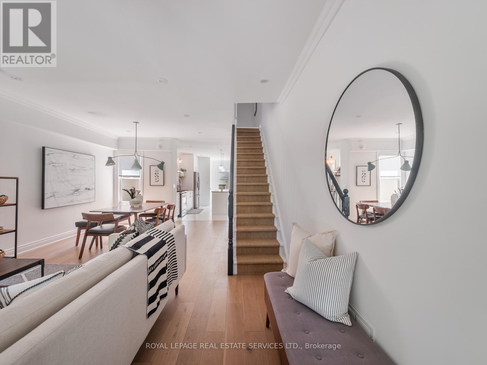 












15 MELVILLE AVENUE

,
Toronto,




Ontario
M6G1Y1

