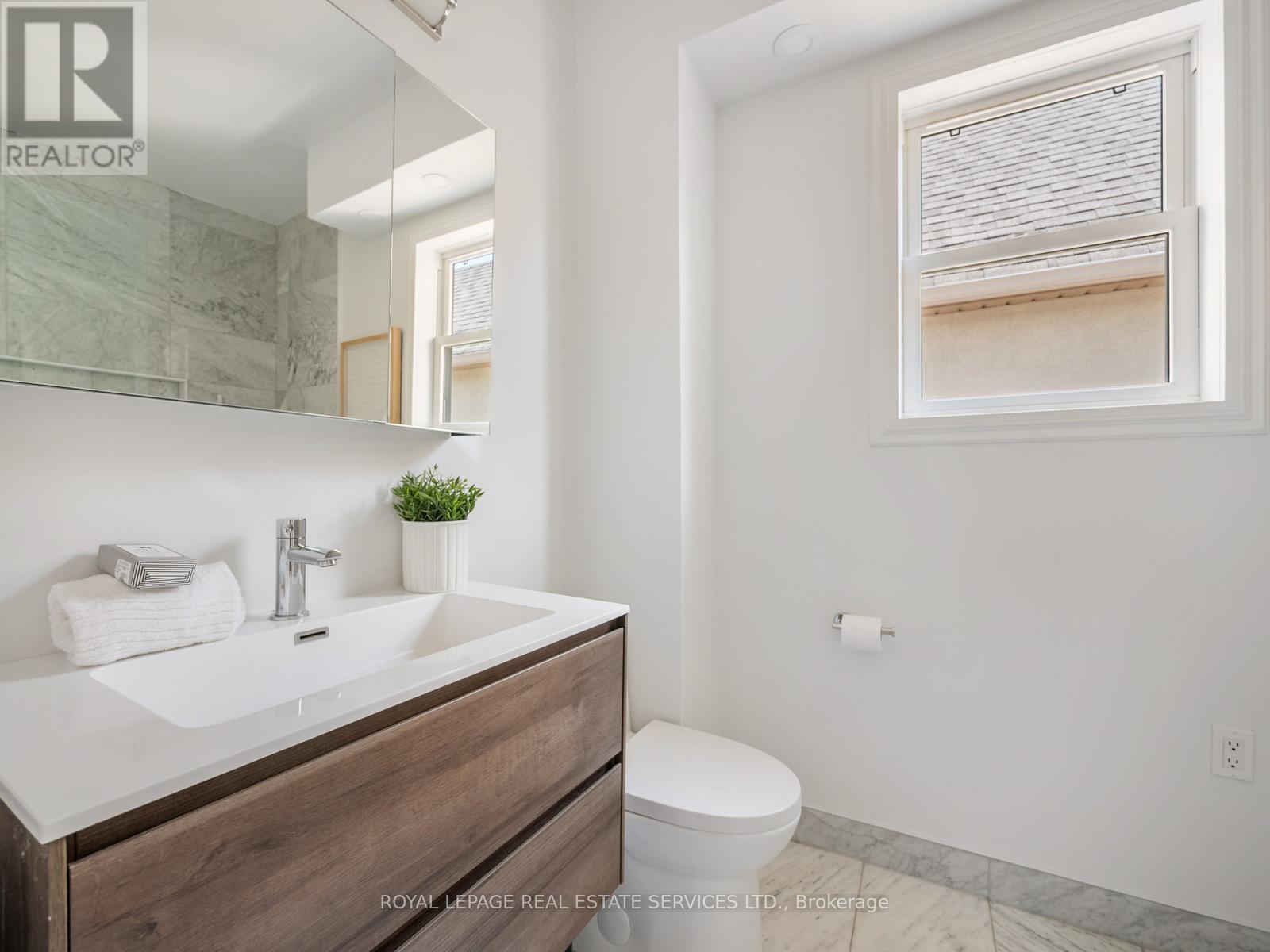 












15 MELVILLE AVENUE

,
Toronto,




Ontario
M6G1Y1

