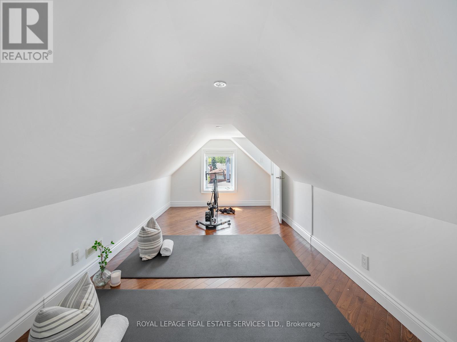 












15 MELVILLE AVENUE

,
Toronto,




Ontario
M6G1Y1

