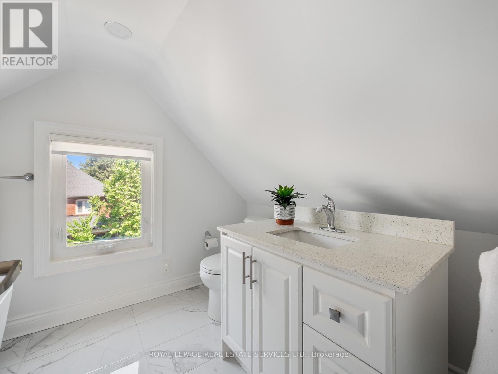 












15 MELVILLE AVENUE

,
Toronto,




Ontario
M6G1Y1

