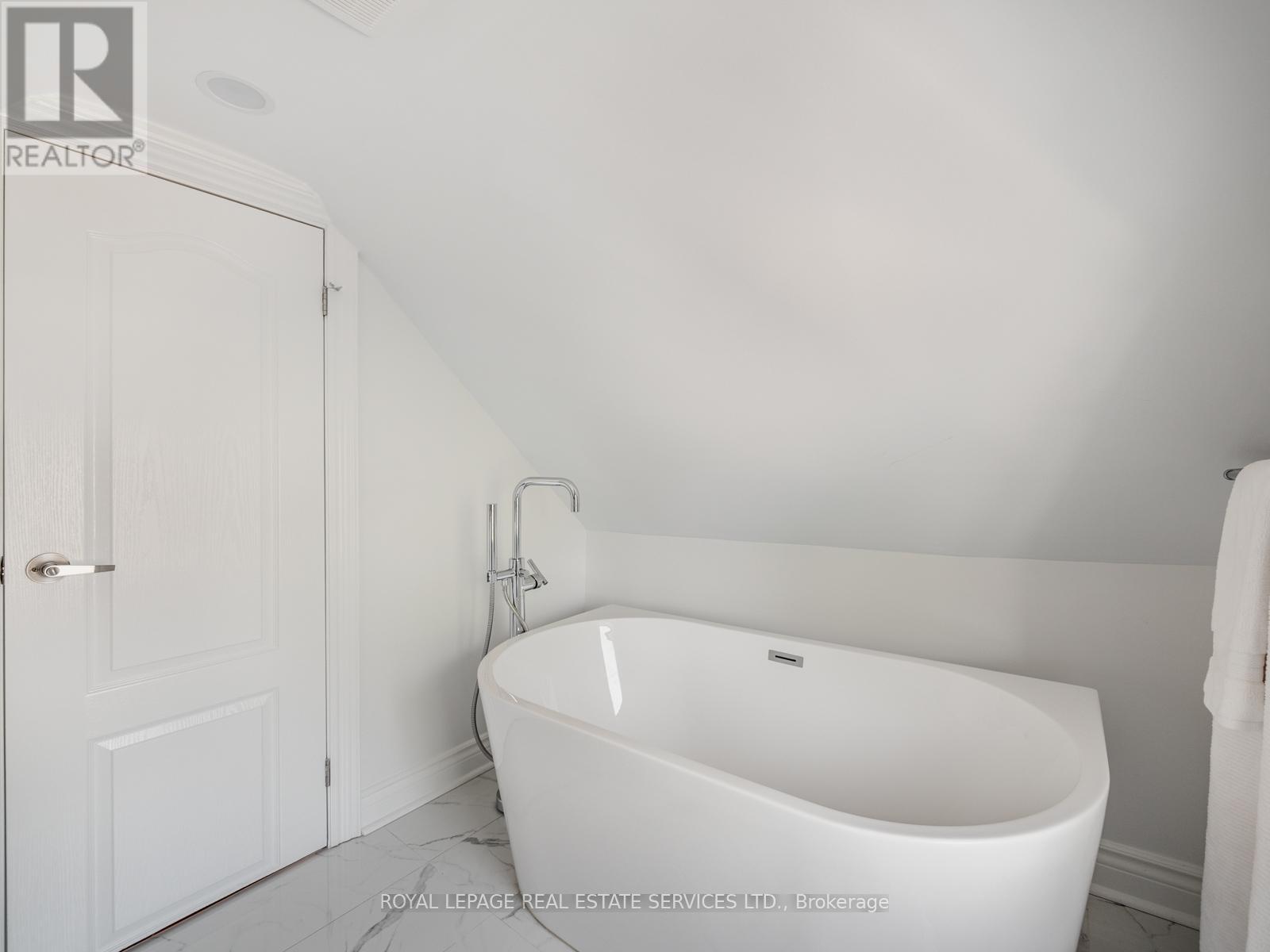 












15 MELVILLE AVENUE

,
Toronto,




Ontario
M6G1Y1

